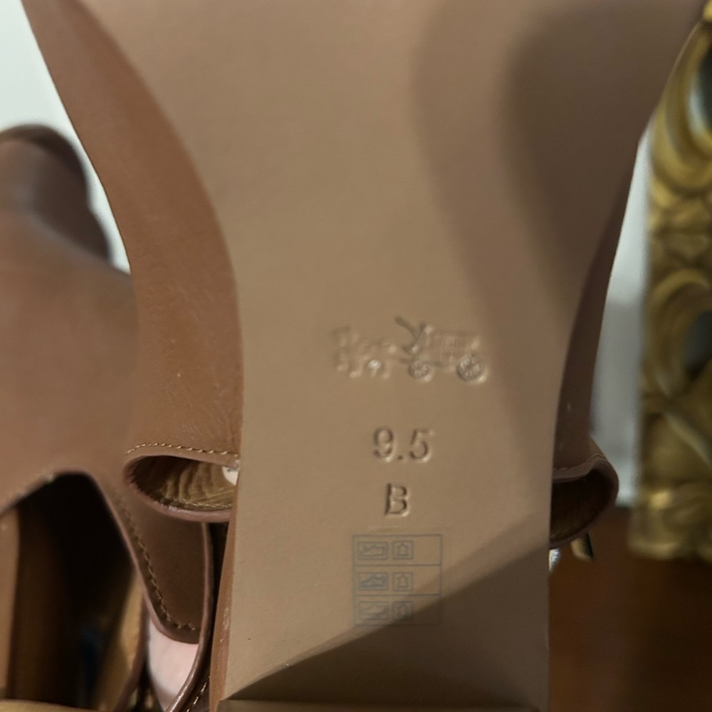 Coach Women's Tan Leather Heels with Gold Chain - Picture 4 of 4